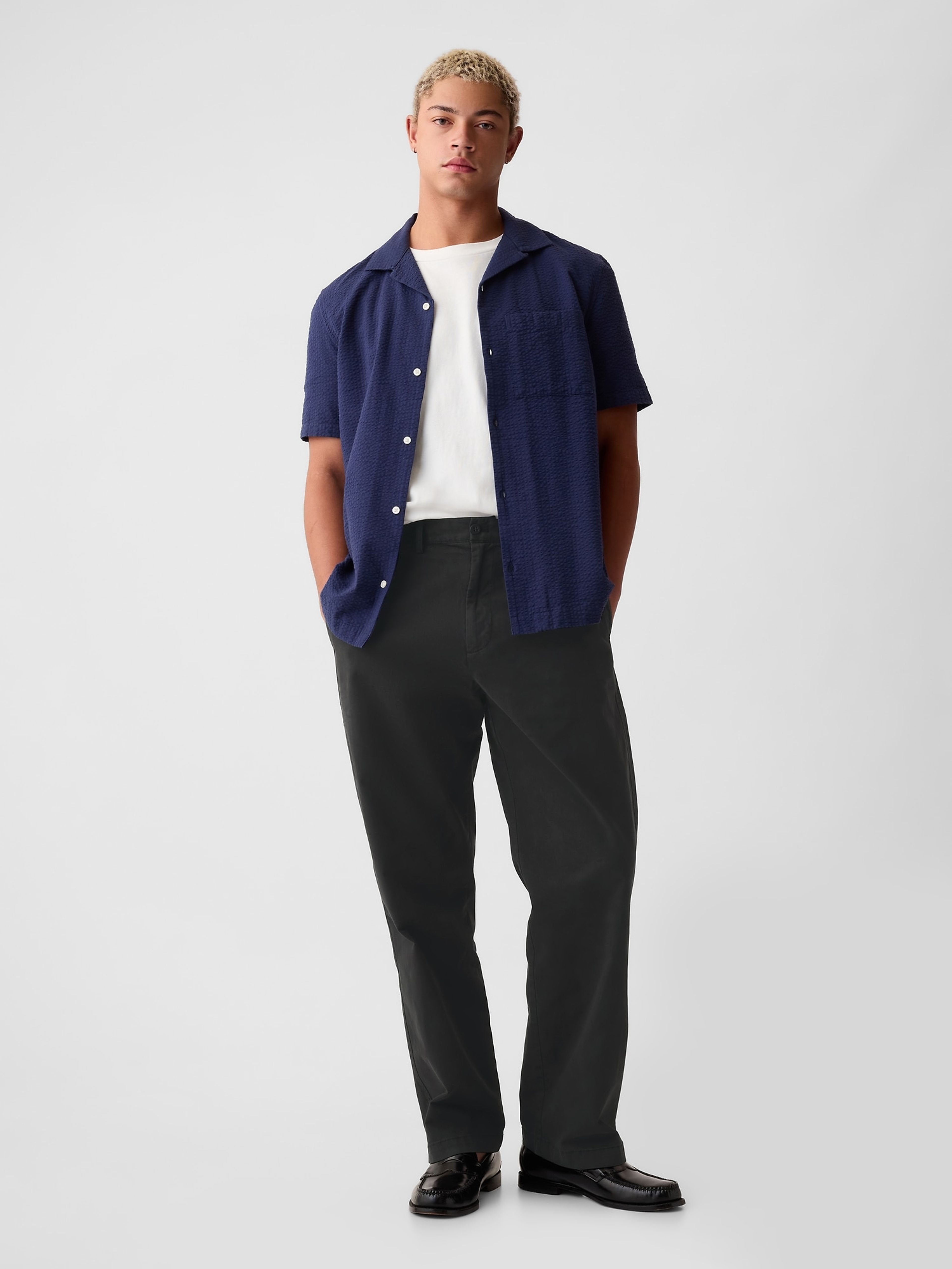 Moderne lockere Hose im Stil der 90er in Khaki