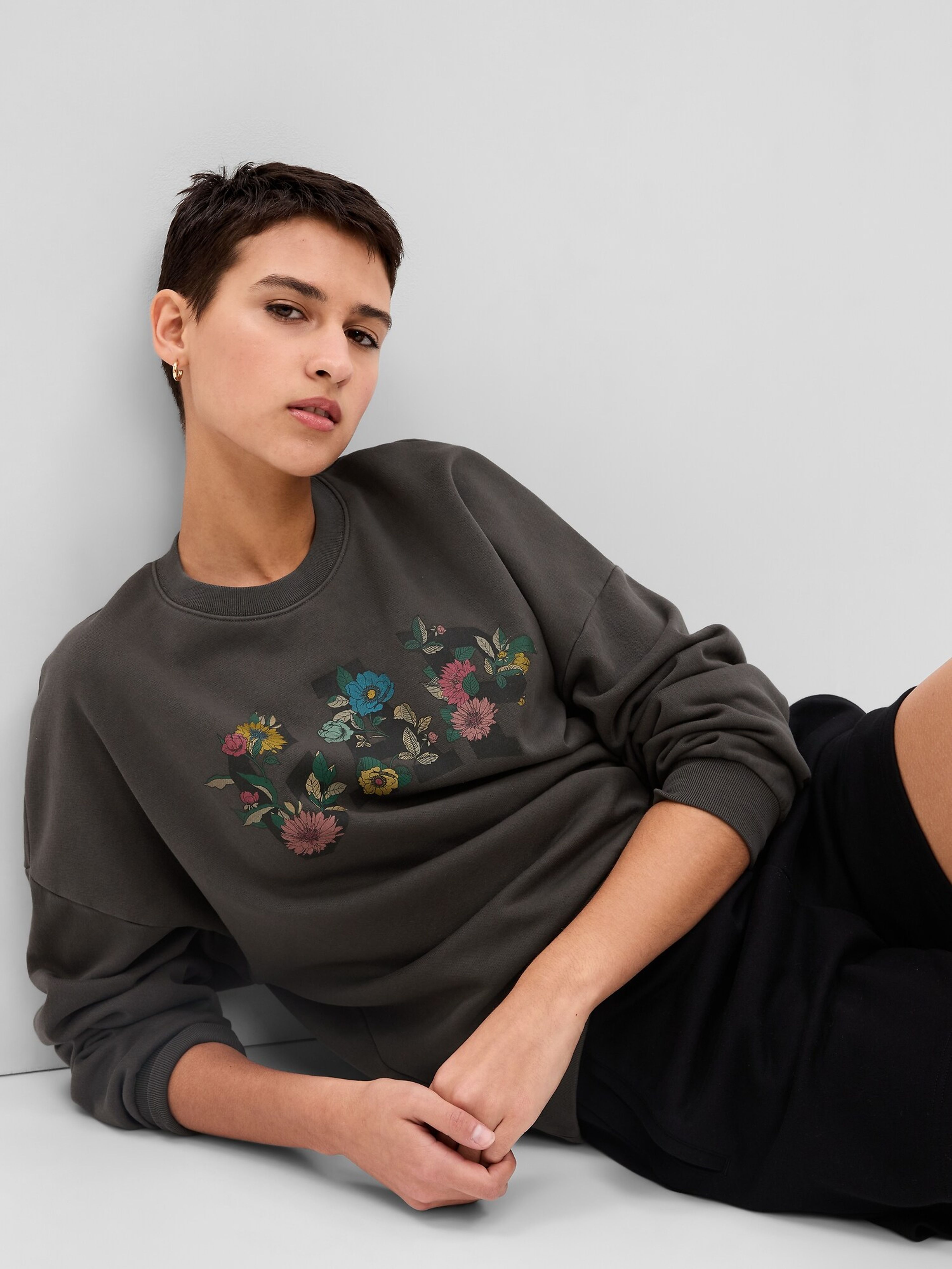 Sweatshirt – Vintage Soft Floral Logo