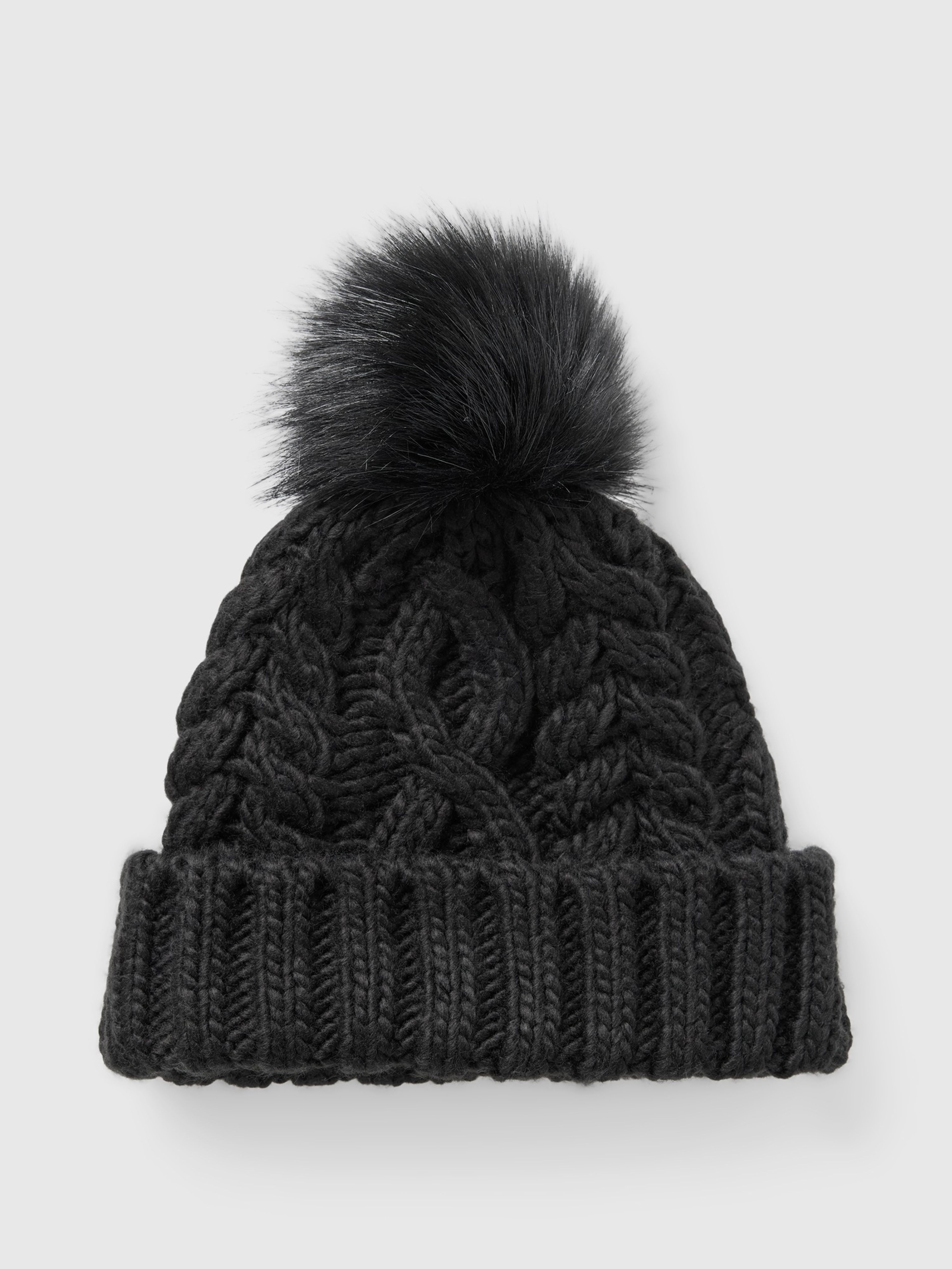 Strickmütze mit Bommel