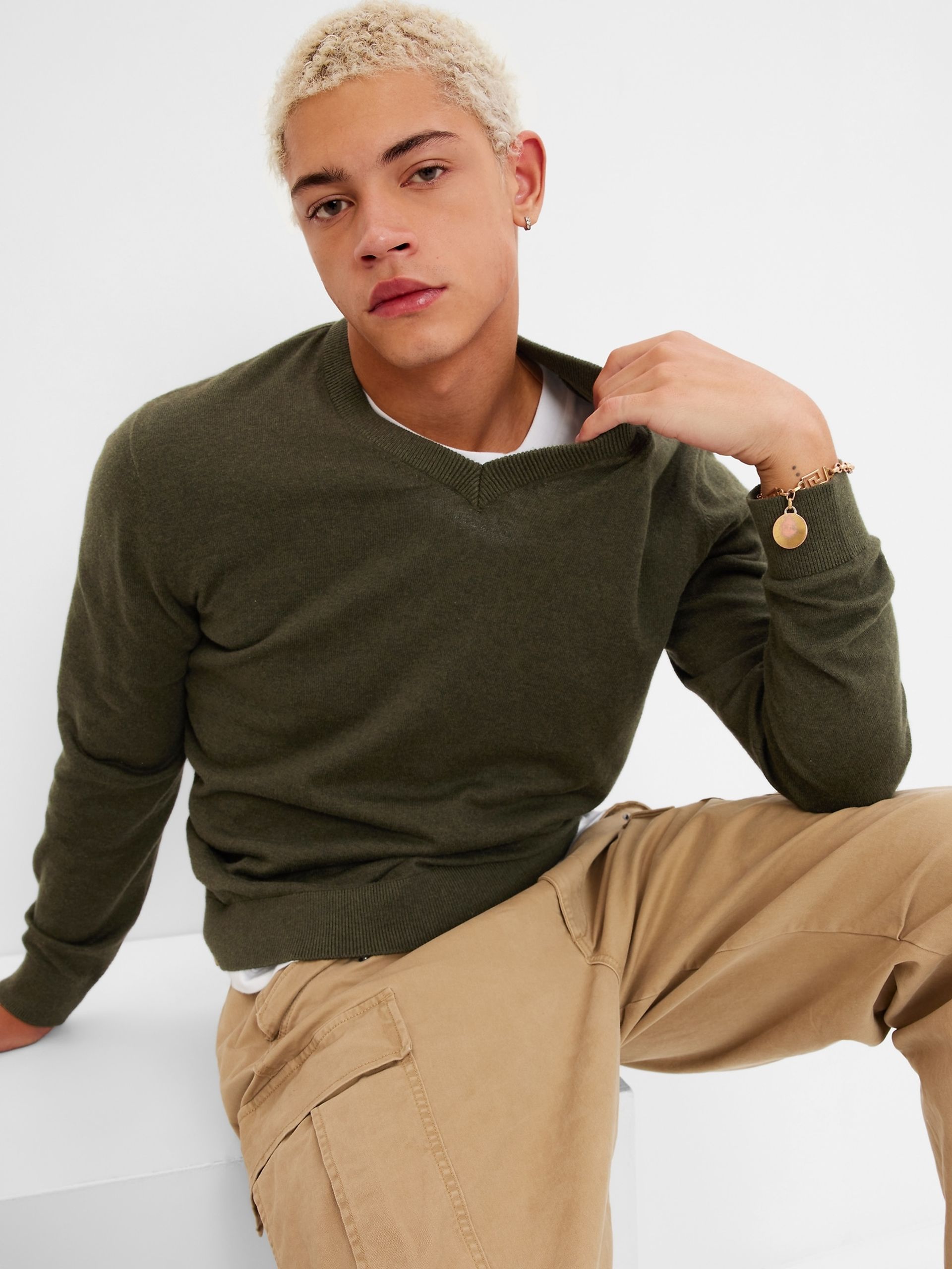Sweter z dekoltem w serek - 001
