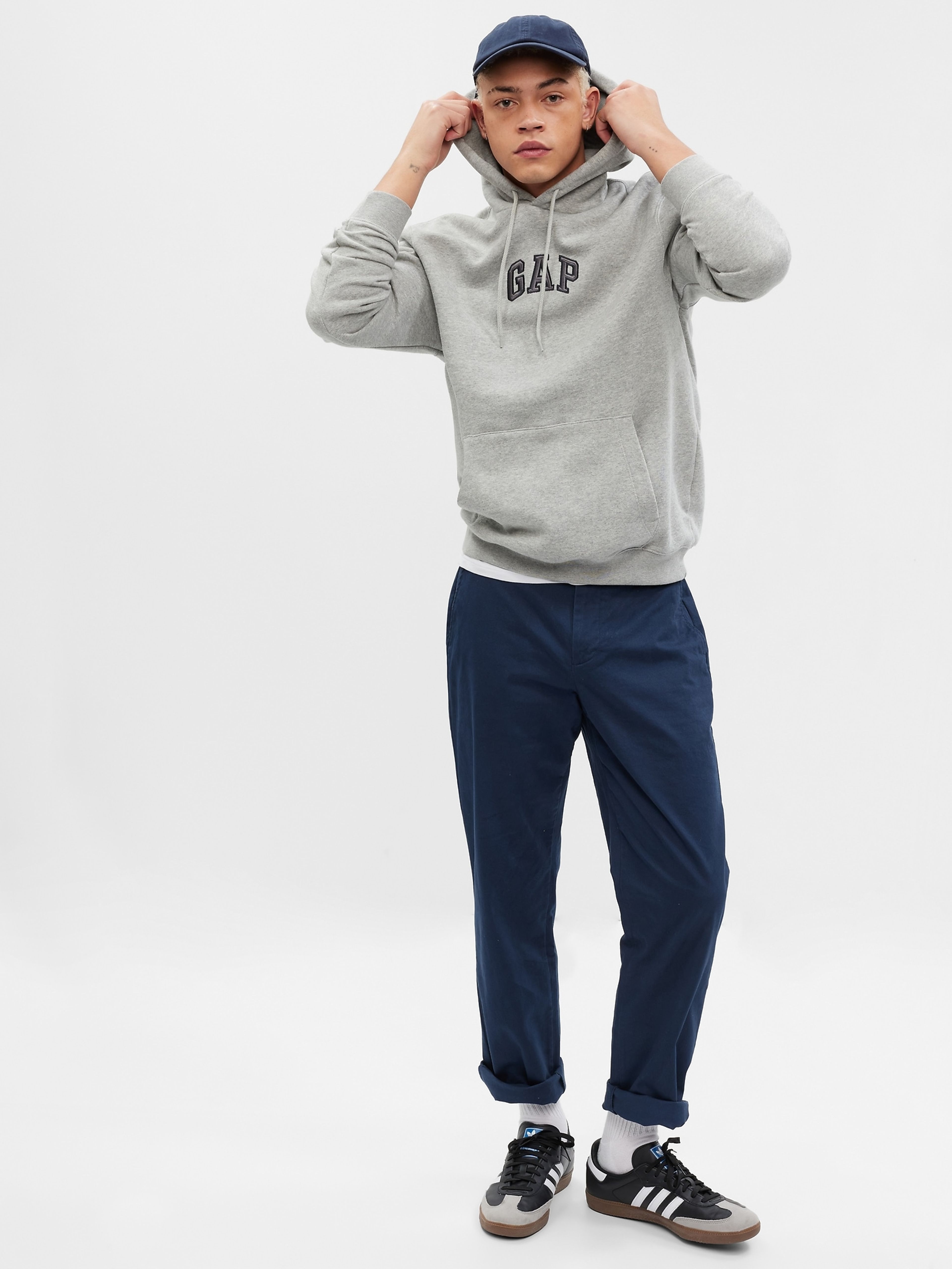 Kapucnis pulóver logóval