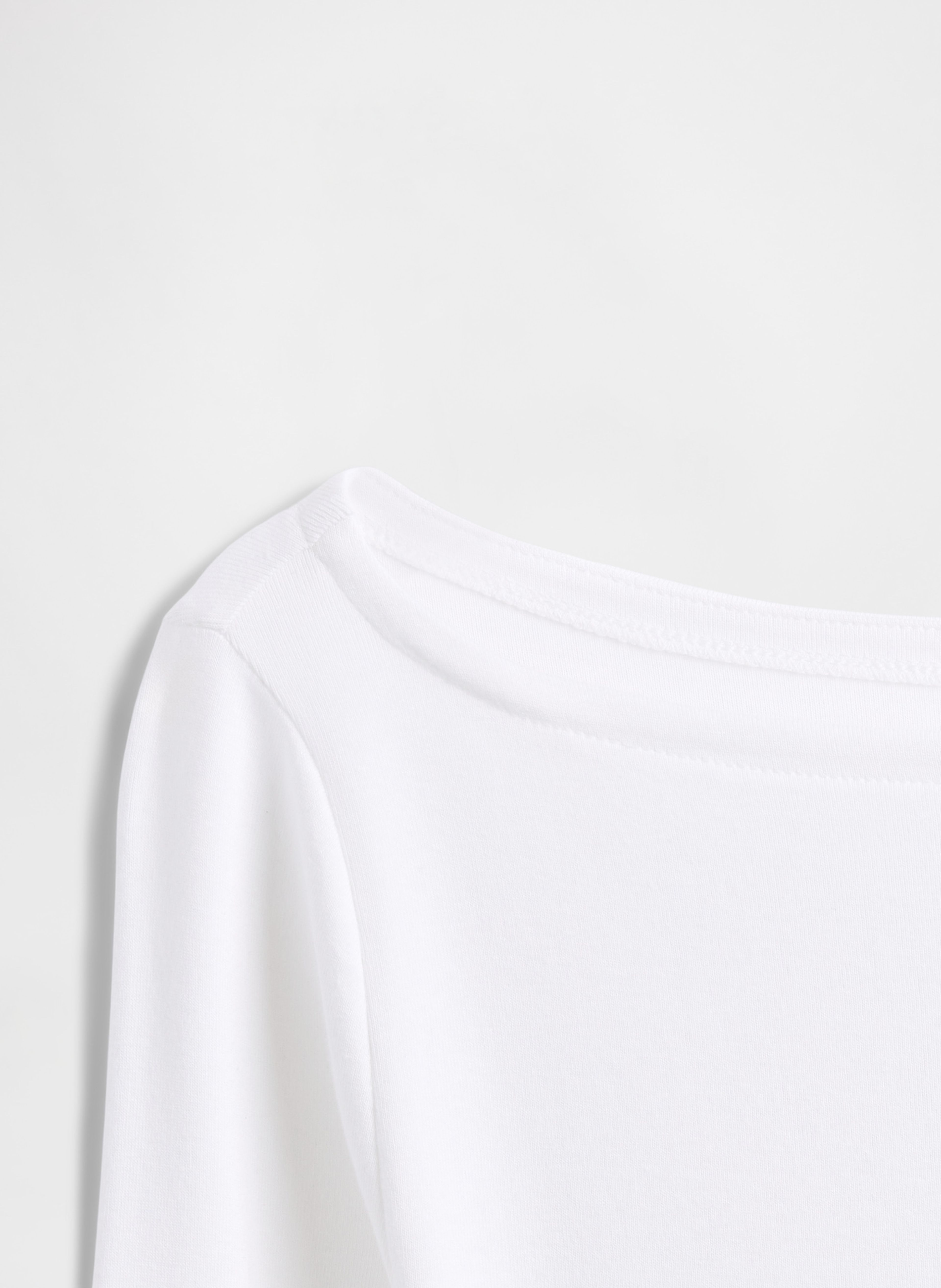 T-shirt z dekoltem łódkowym - 004