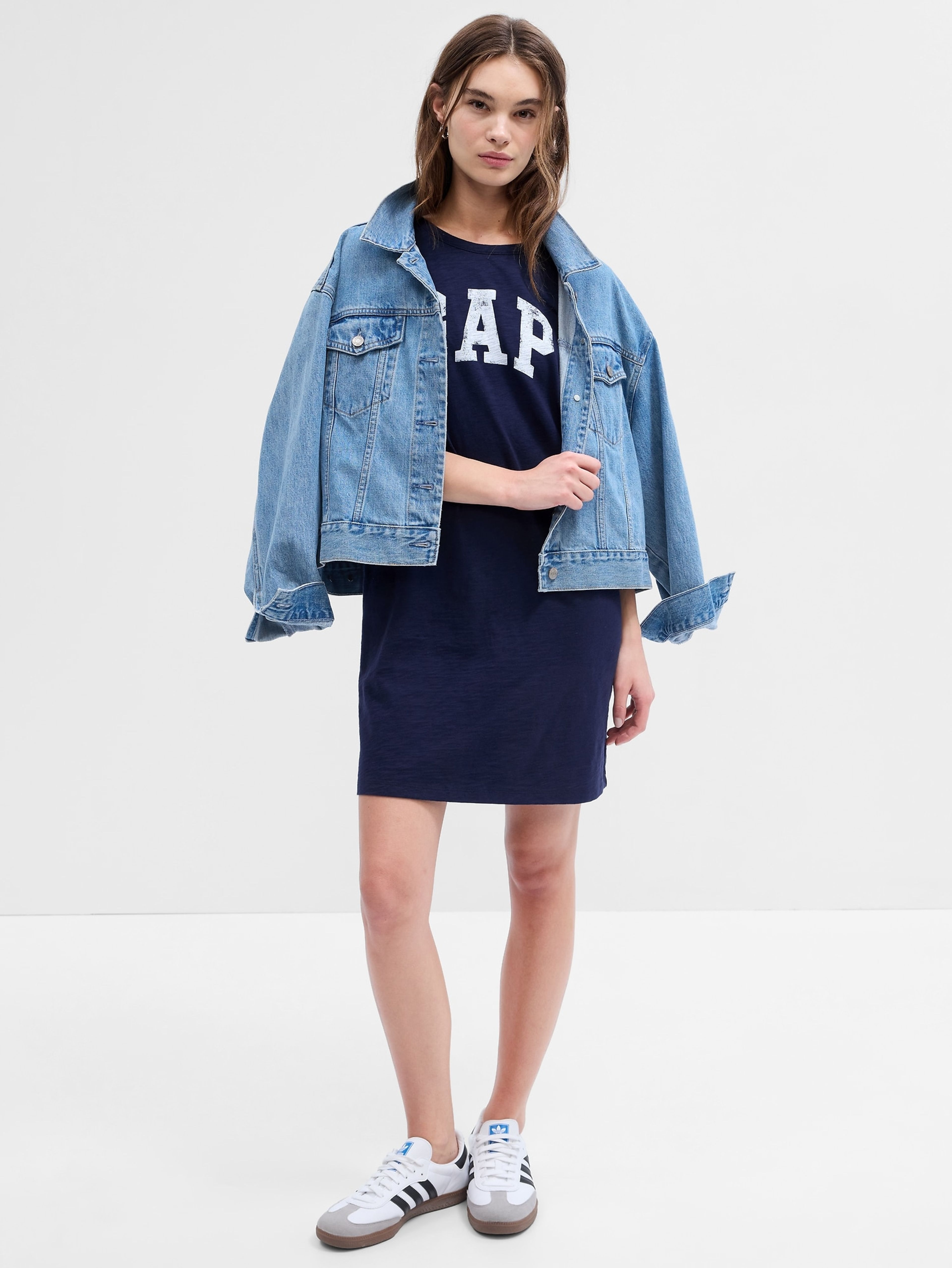 Koszulowa sukienka z logo GAP