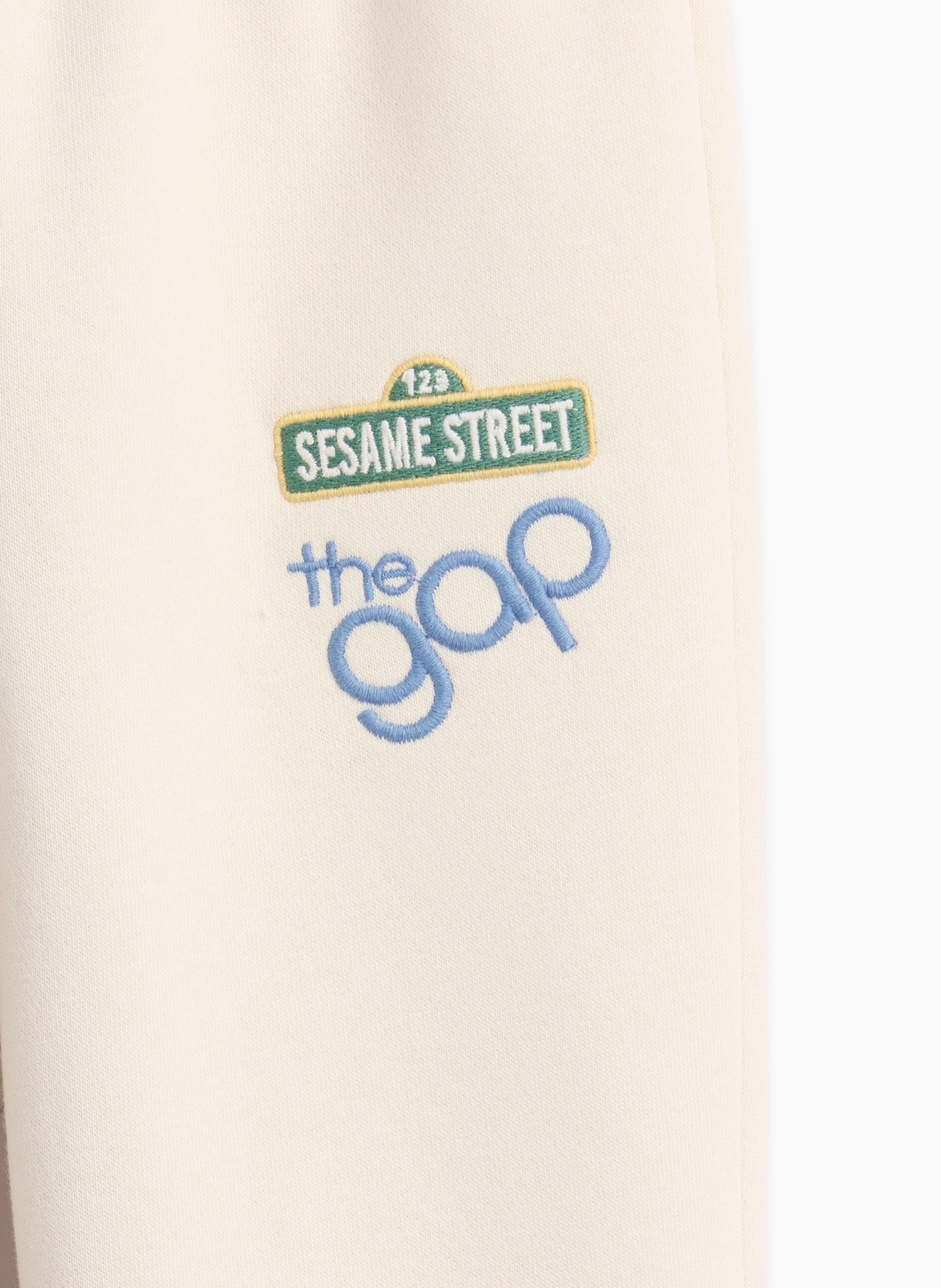 Baby spodnie dresowe Gap & Sesame Street VintageSoft - 004