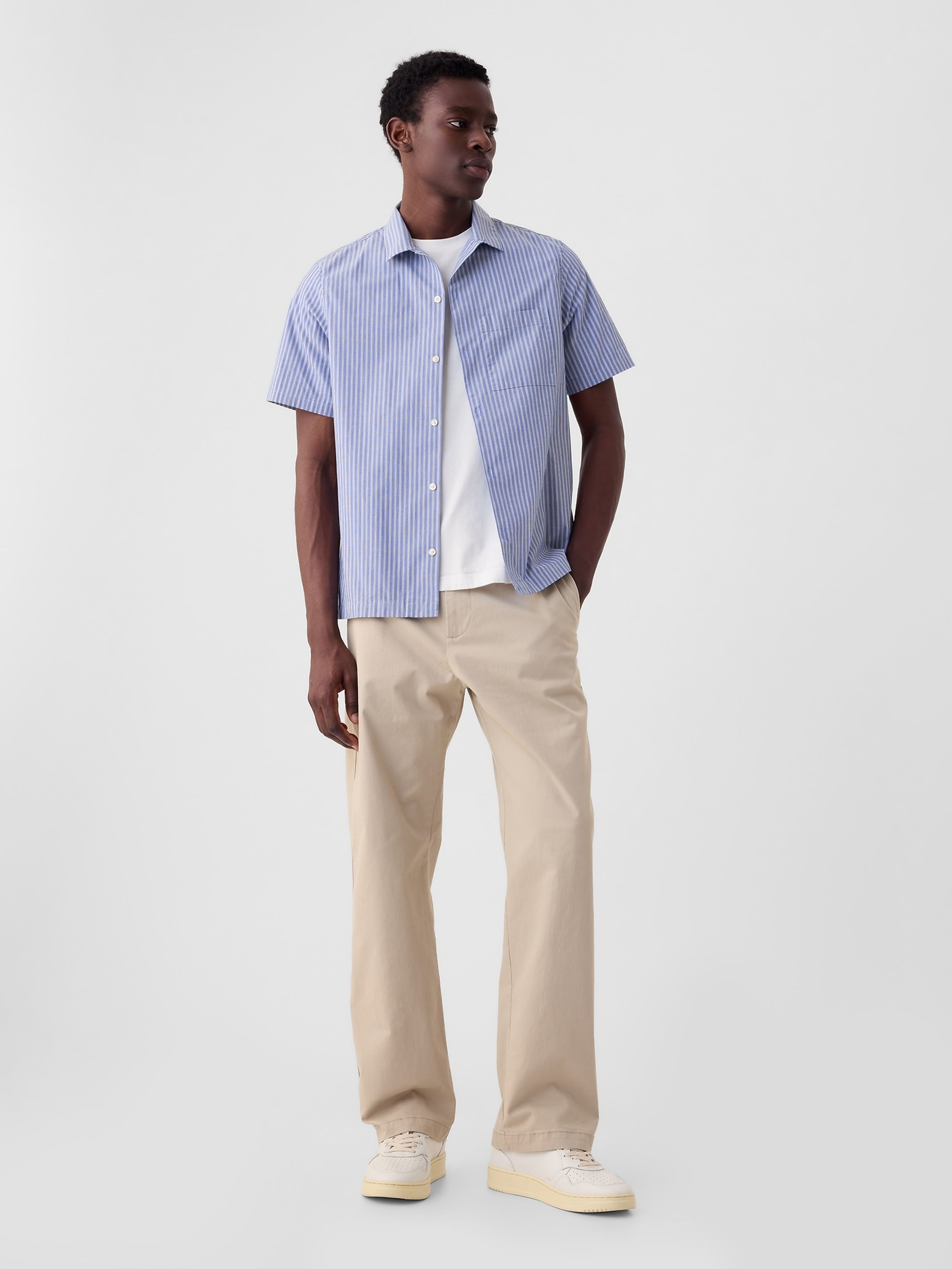 Moderne lockere Hose im Stil der 90er in Khaki